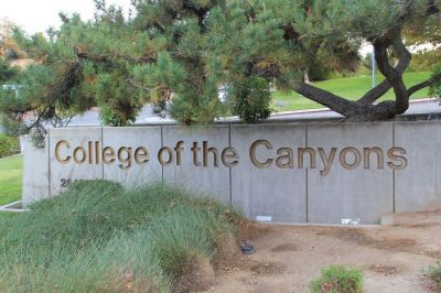 COLLEGE OF THE CANYONS (COC) – MỘT TRONG CÁC TRƯỜNG CAO ĐẲNG CỘNG ĐỒNG PHÁT TRIỂN NHANH NHẤT TIỂU BANG CALIFORNIA